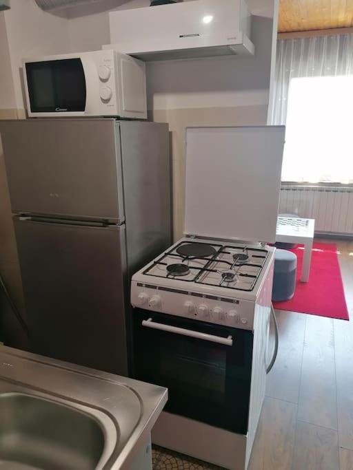 Cozy 1-Bdrm Apt In Dubec, Ideal For Work Or Study Сесвете Экстерьер фото
