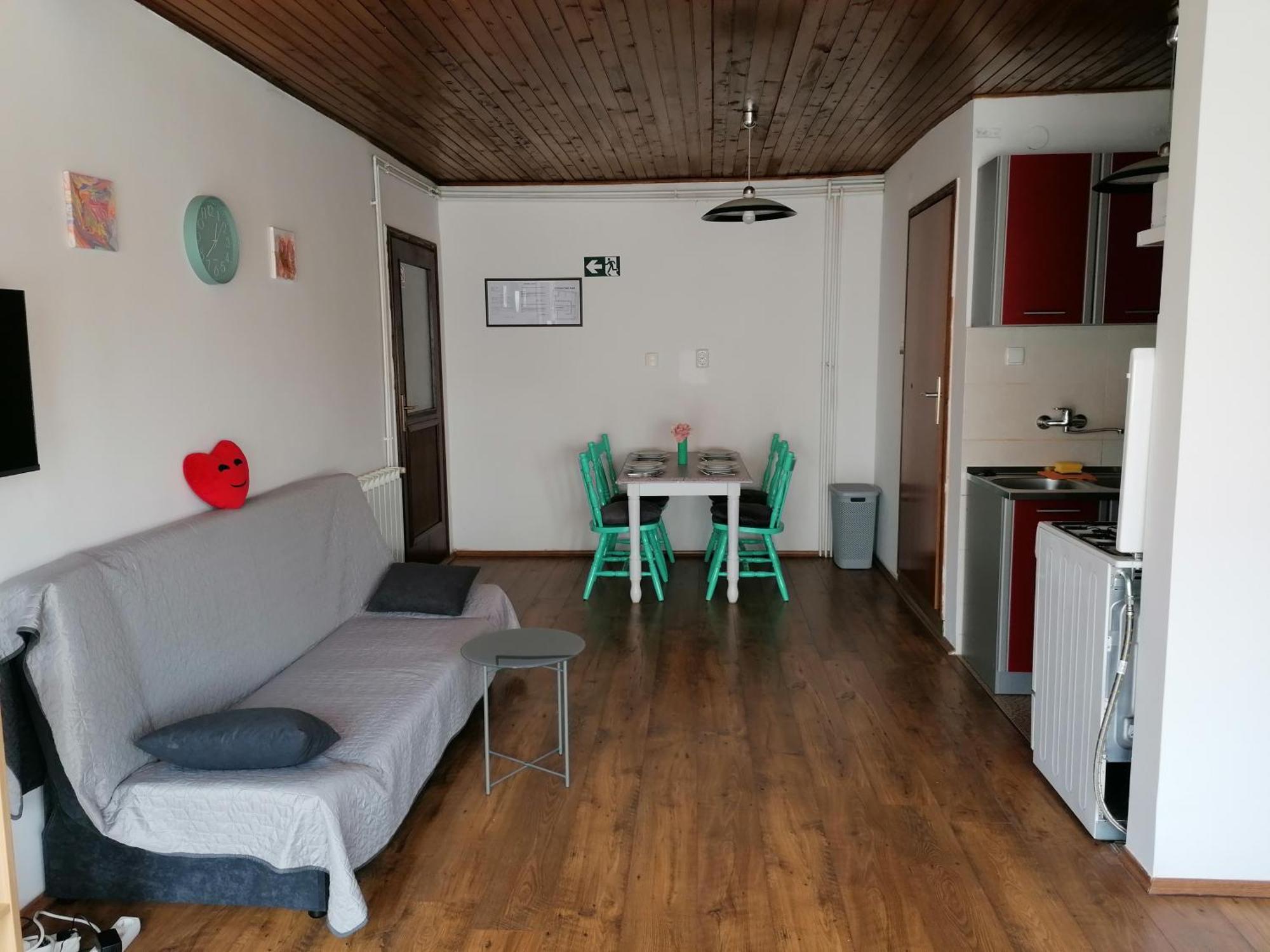 Cozy 1-Bdrm Apt In Dubec, Ideal For Work Or Study Сесвете Экстерьер фото